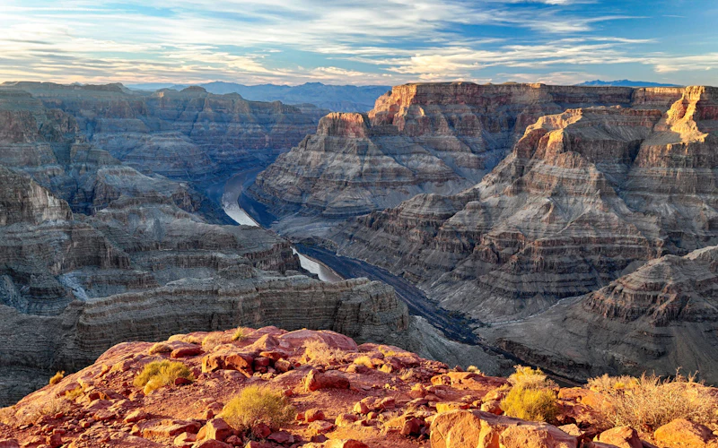 Il fiume Colorado che scorre tra le pareti del Grand Canyon