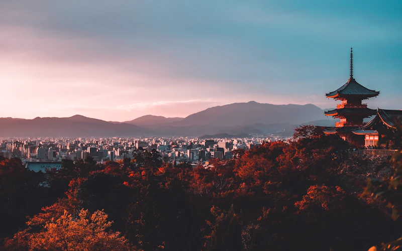 Pagoda tra gli alberi a Kyoto, in Giappone