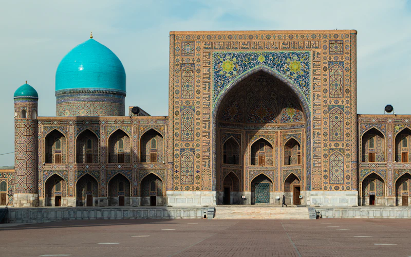 La madrasa Tilya-Kori a Samarcanda, con la cupola turchese