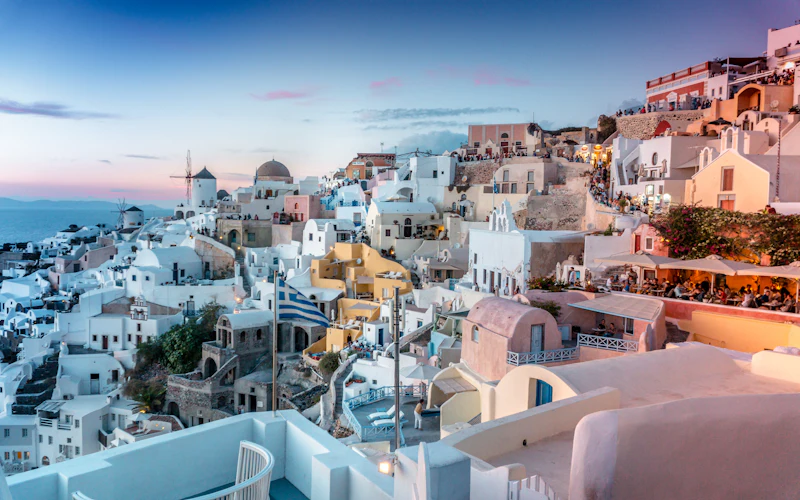 Case bianche e cupole blu di Santorini affacciate sul mare Egeo