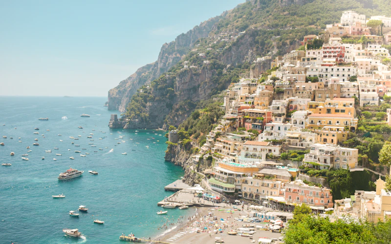 Positano sulla Costiera Amalfitana, con le case colorate affacciate sul mare