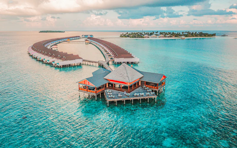 Vista aerea di un resort con bungalow sull'acqua alle Maldive