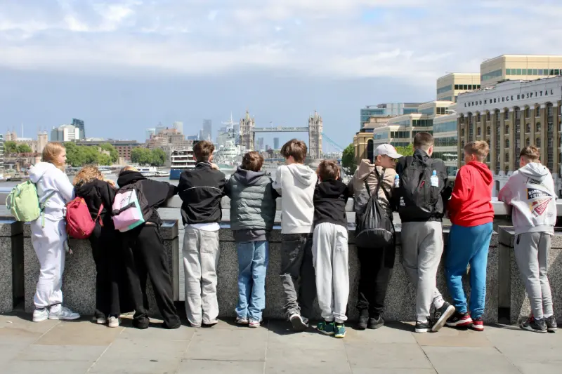 Ragazzi in gita che attraversano una città