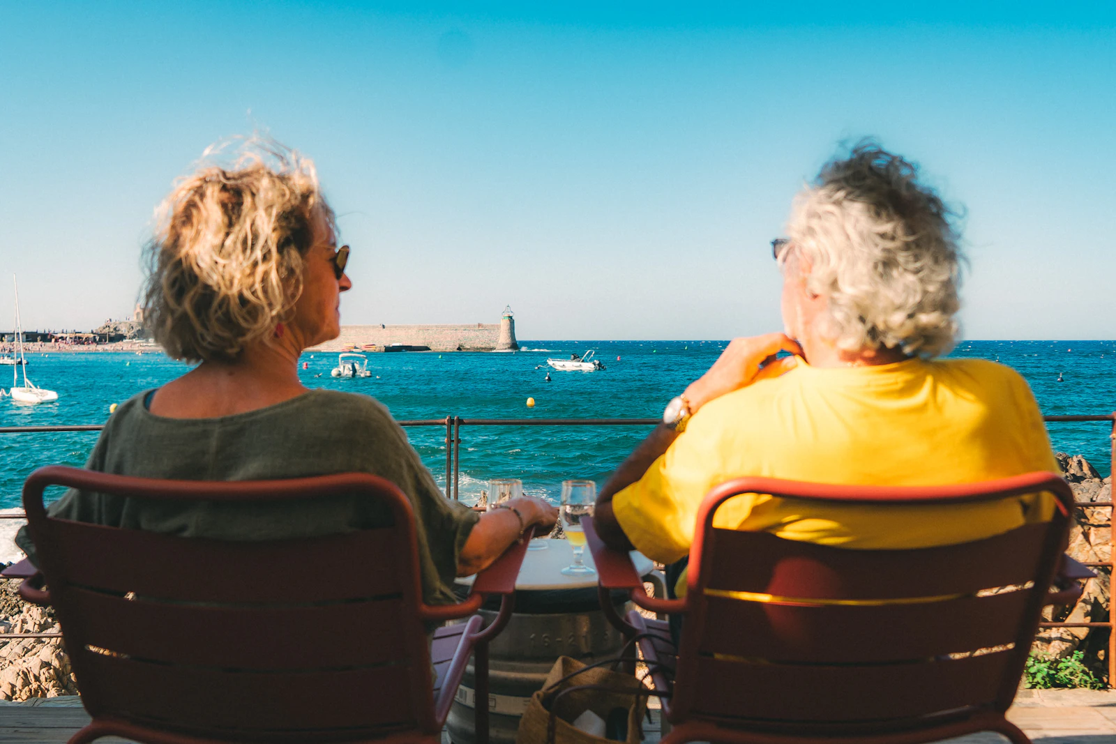 Due persone sedute in terrazza davanti al mare