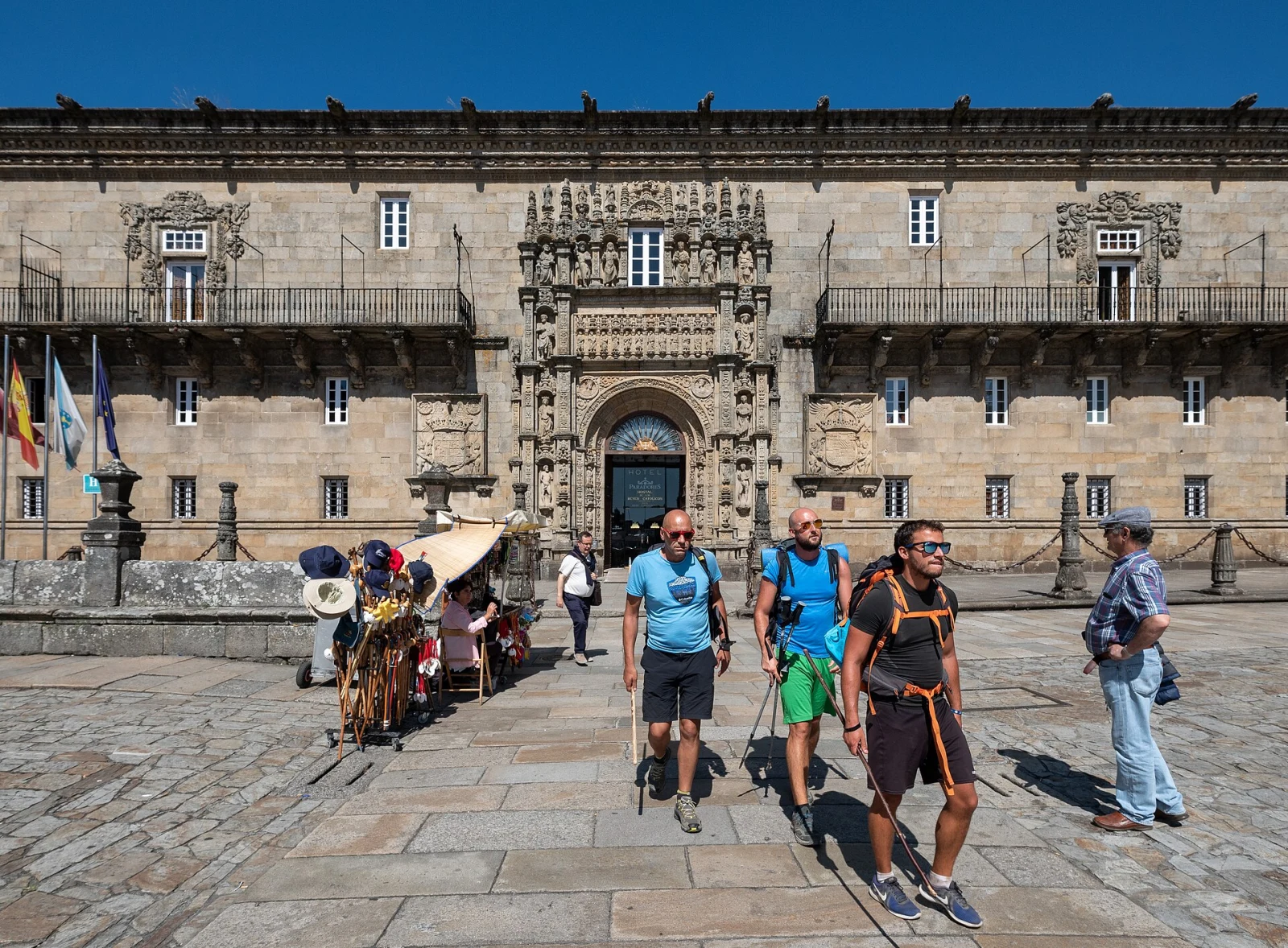 Pellegrini con lo zaino in arrivo in piazza dell'Obradoiro a Santiago de Compostela