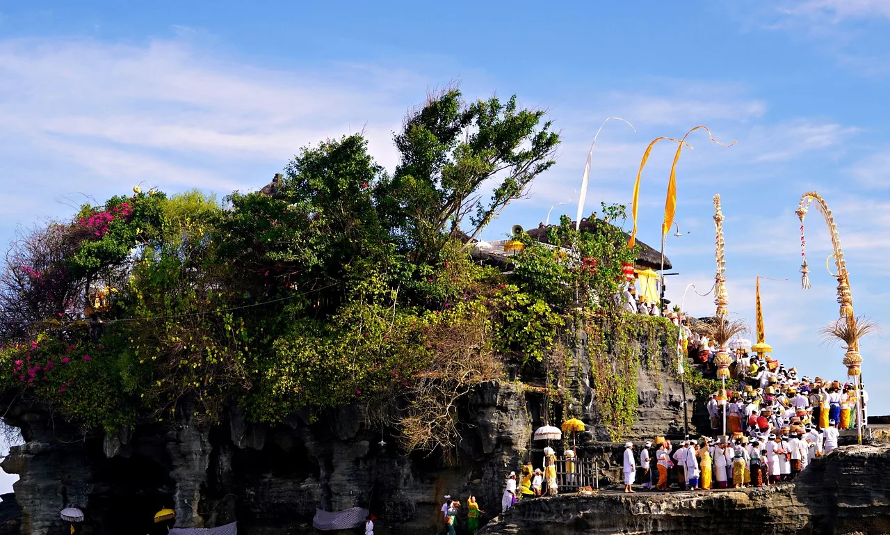 Tempio balinese tra gli alberi