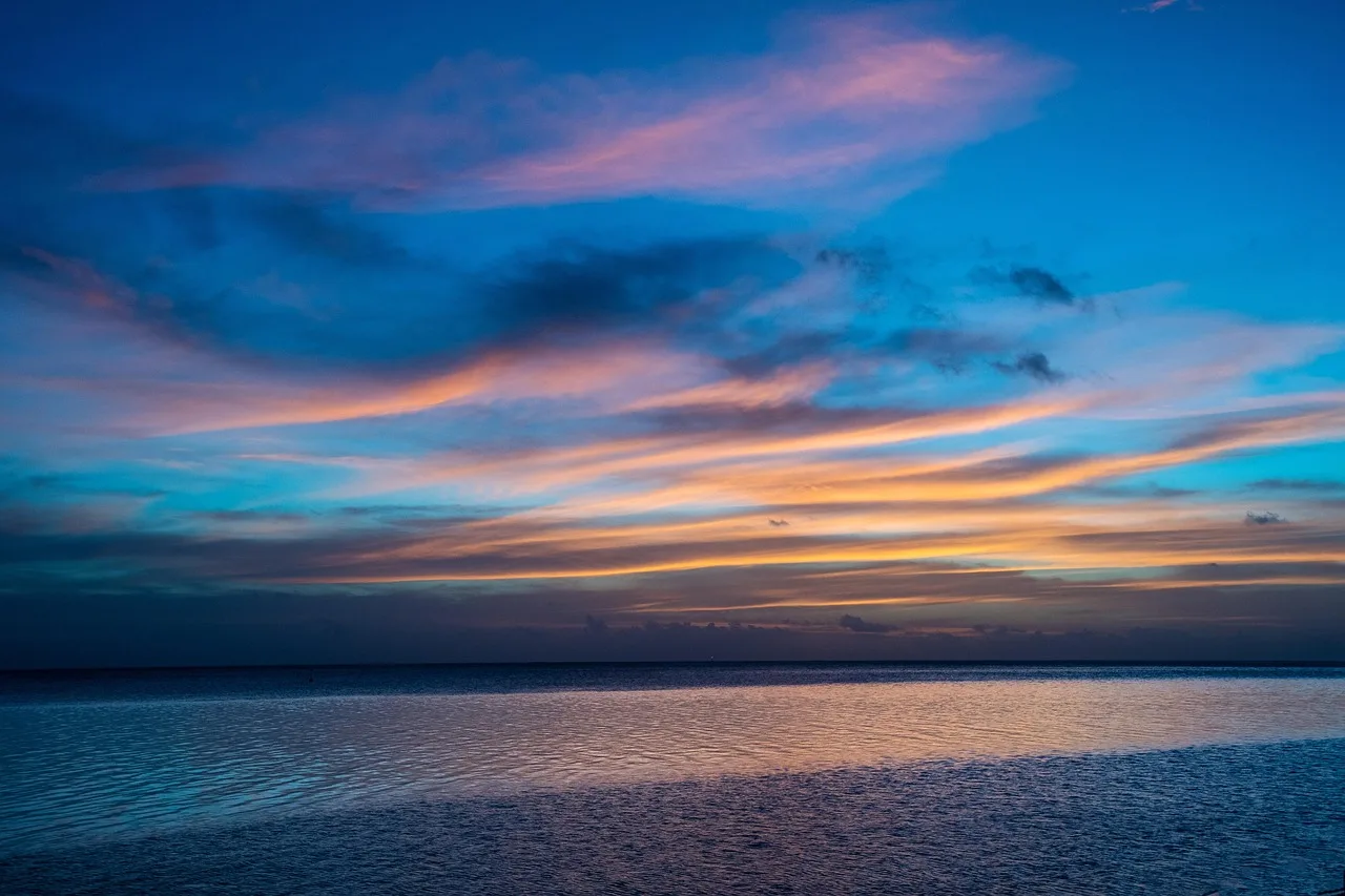 Cielo colorato sul mare al tramonto