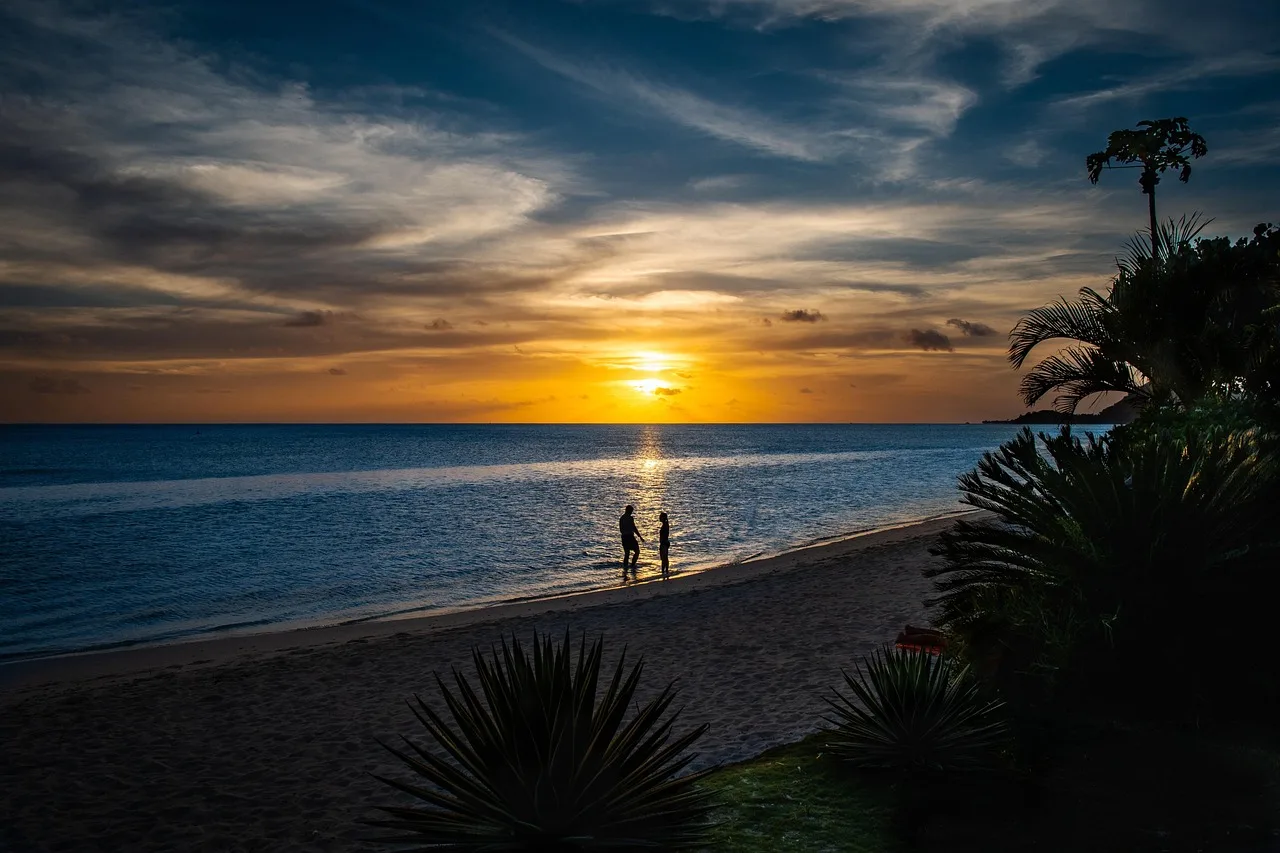 Coppia sulla spiaggia al tramonto