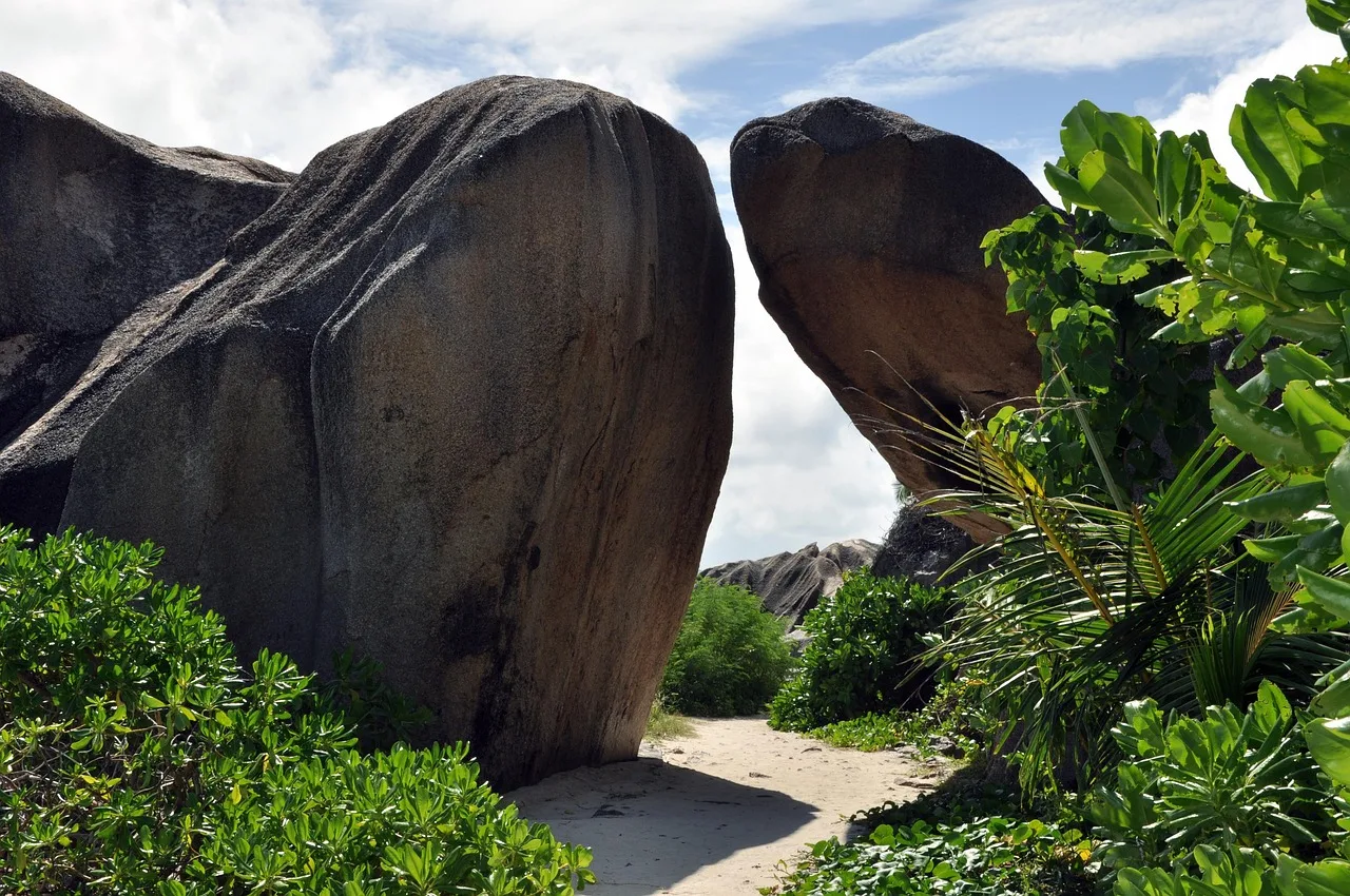 Massi di granito su una spiaggia delle Seychelles
