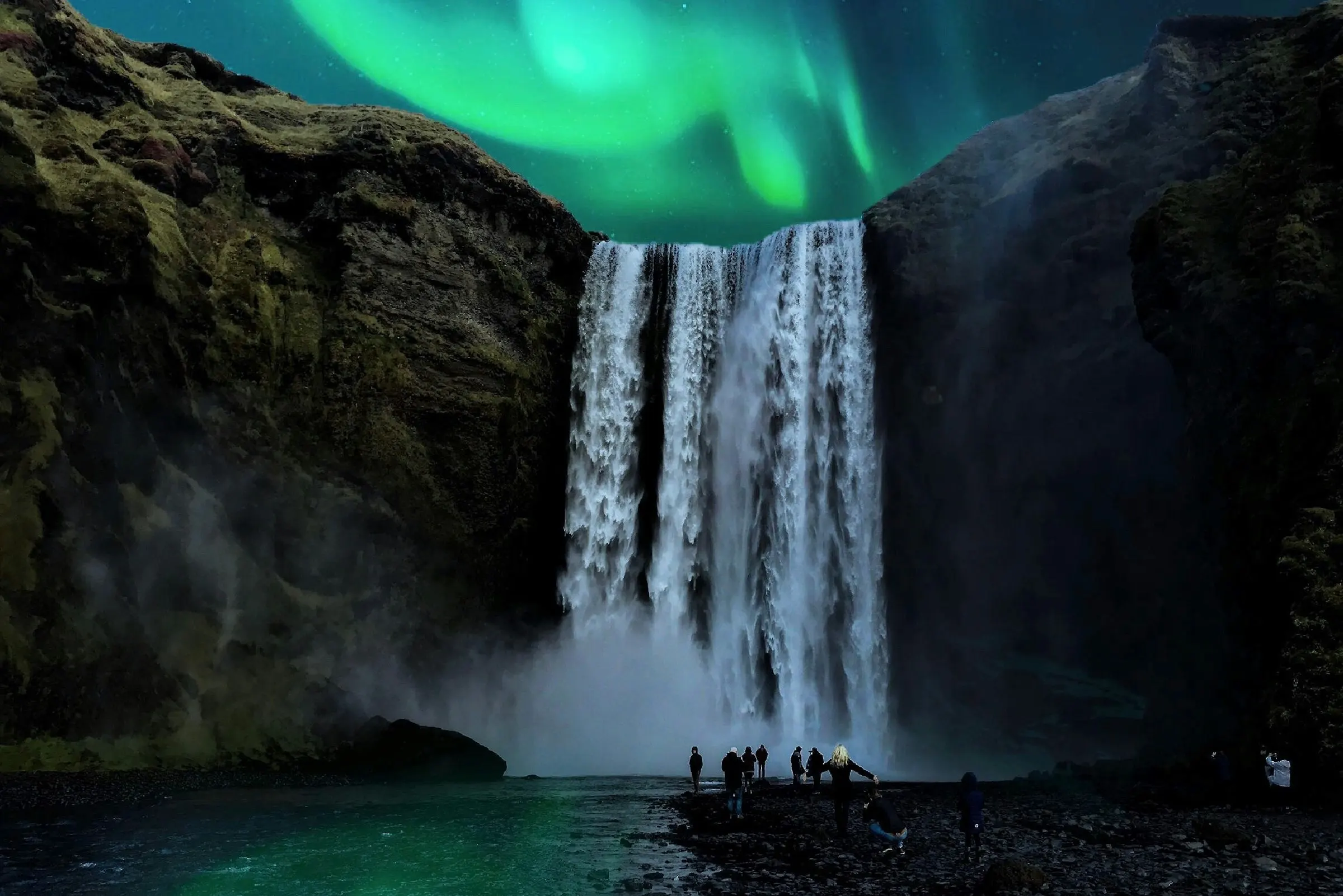 Cascata di Skógafoss sotto l'aurora boreale