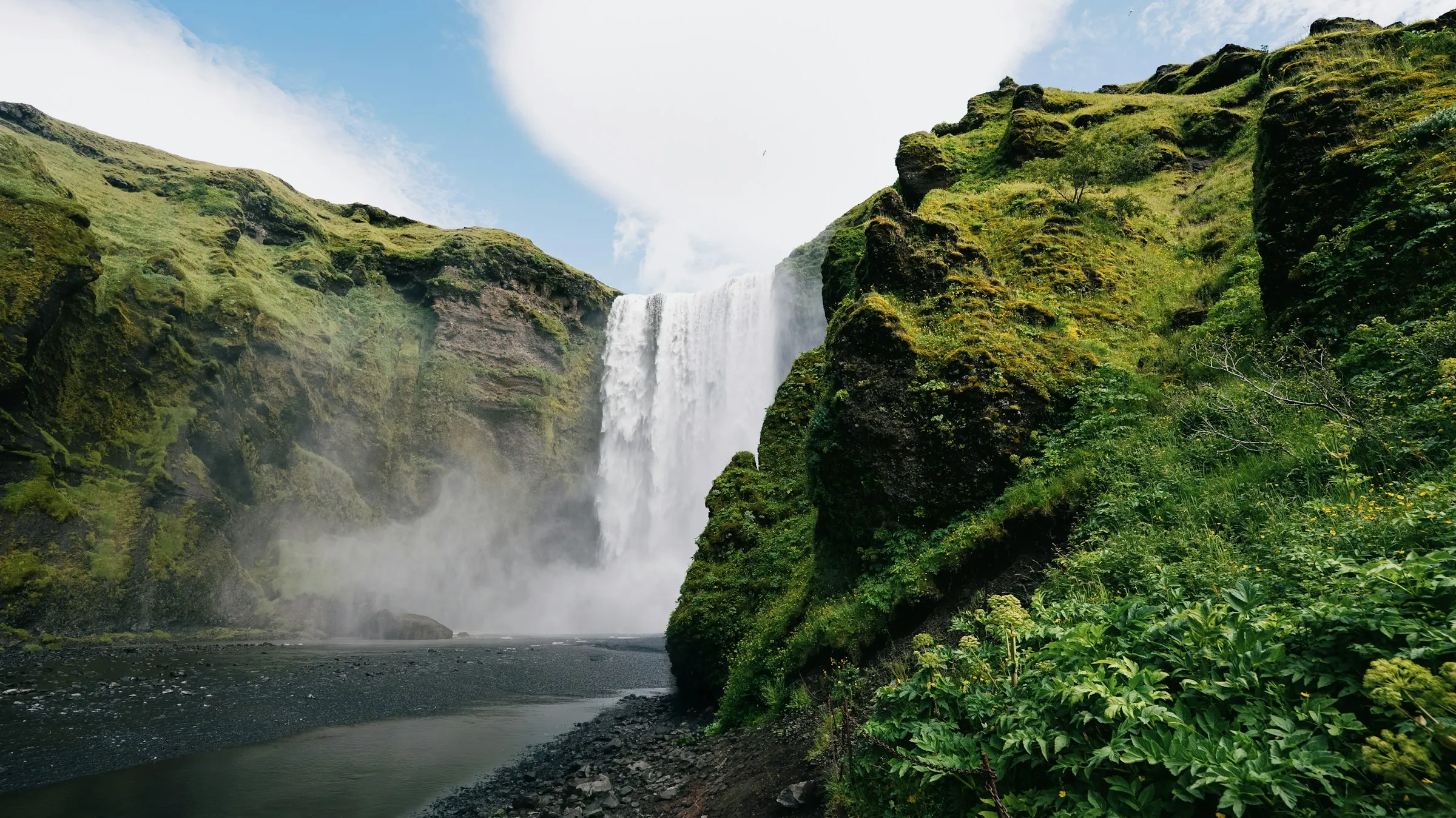 Cascata islandese tra pareti di roccia