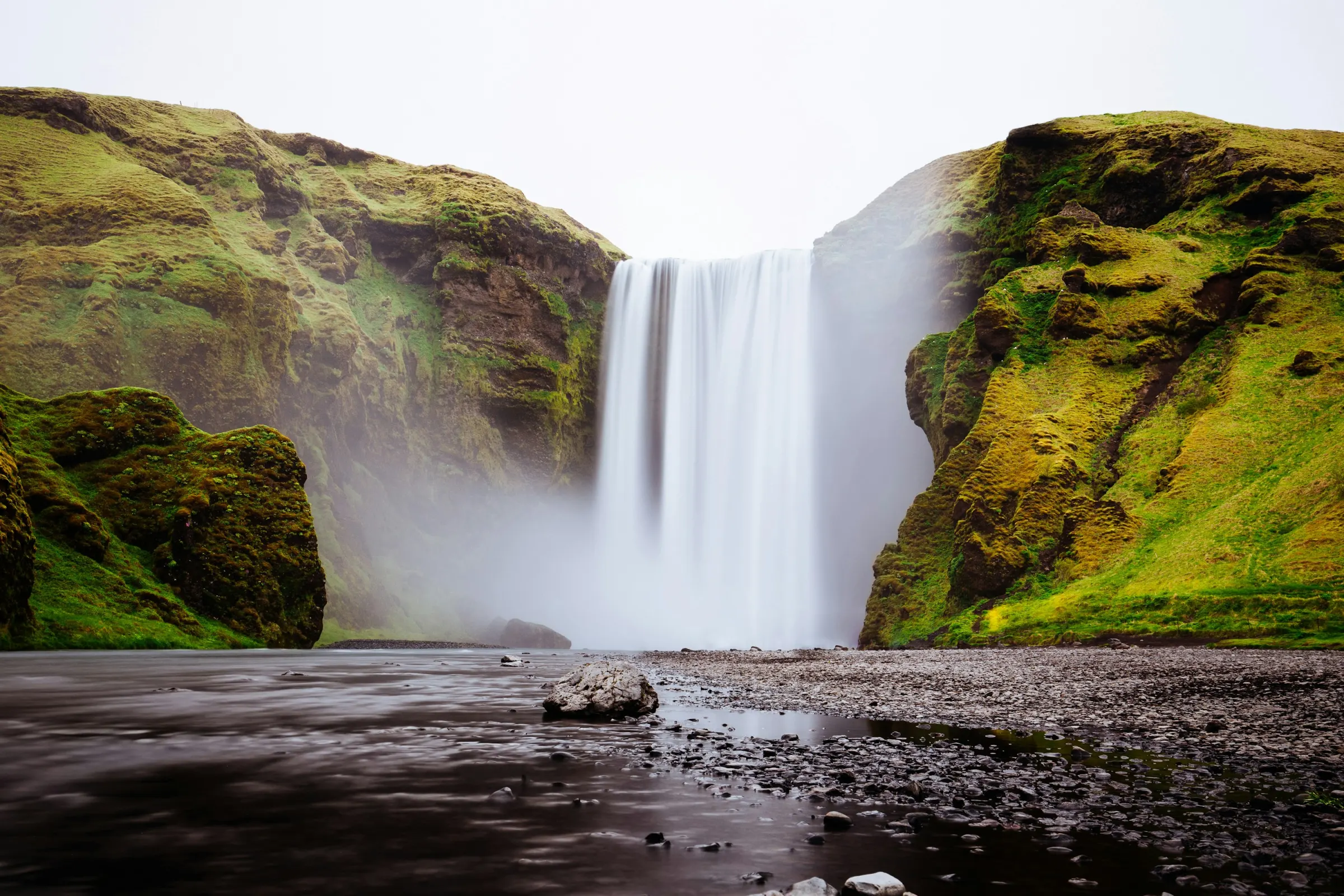 Cascata con arcobaleno in Islanda