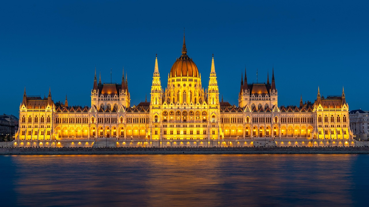 Il Parlamento di Budapest illuminato di notte sul Danubio
