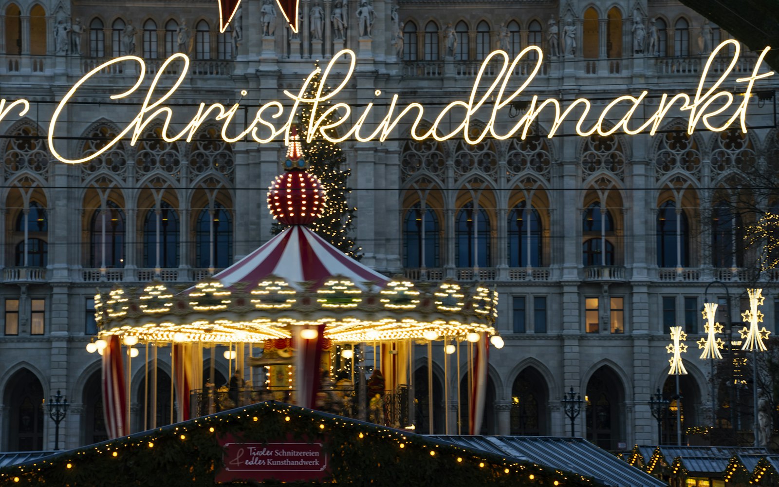 Mercatino di Natale di Vienna illuminato di sera