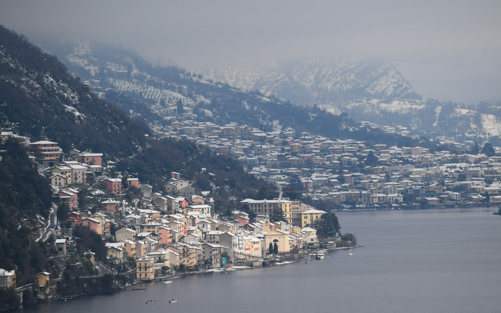 Paese affacciato sul Lago di Como in inverno