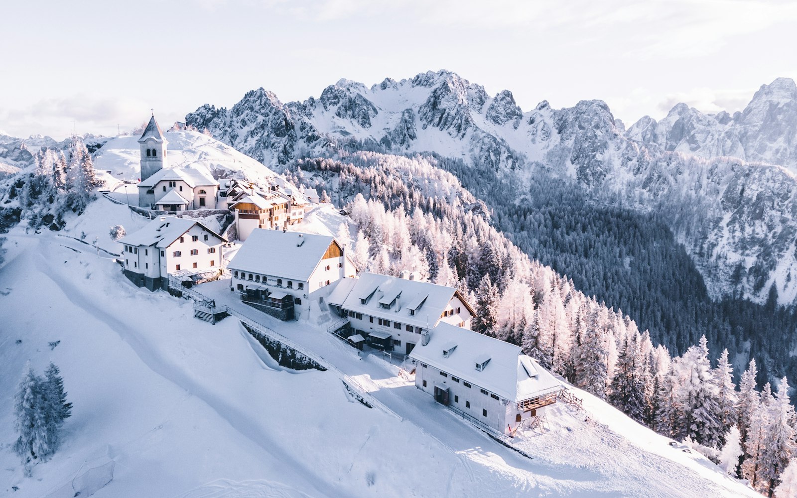 Case di montagna innevate sulle Dolomiti