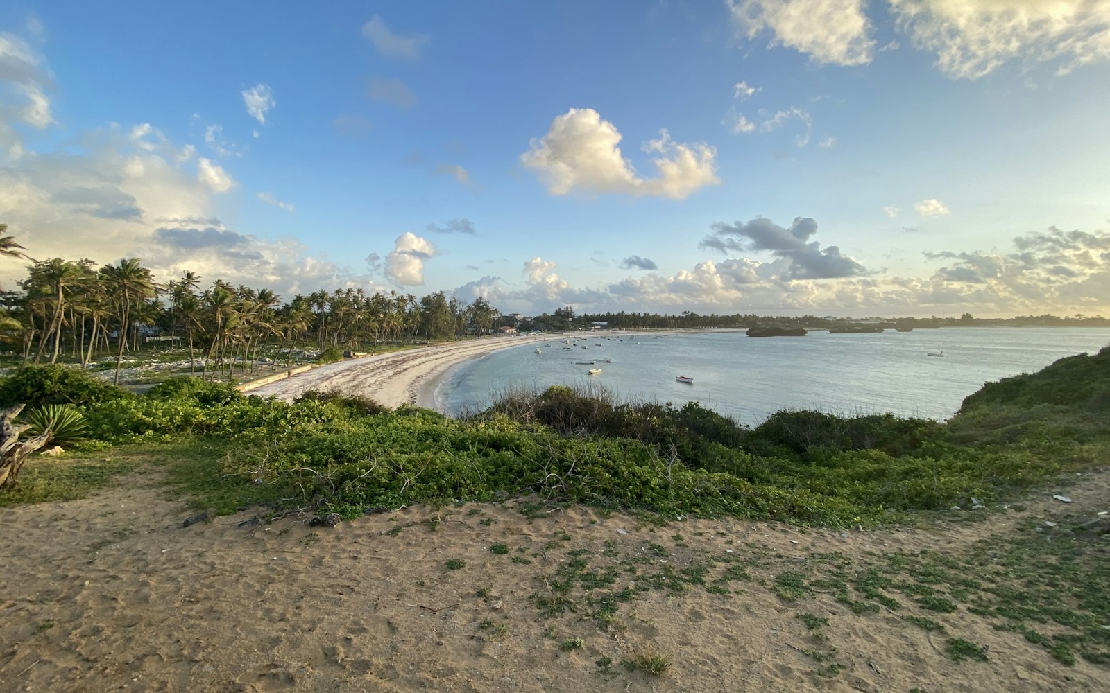 Spiaggia di Watamu con palme e barche sul mare turchese