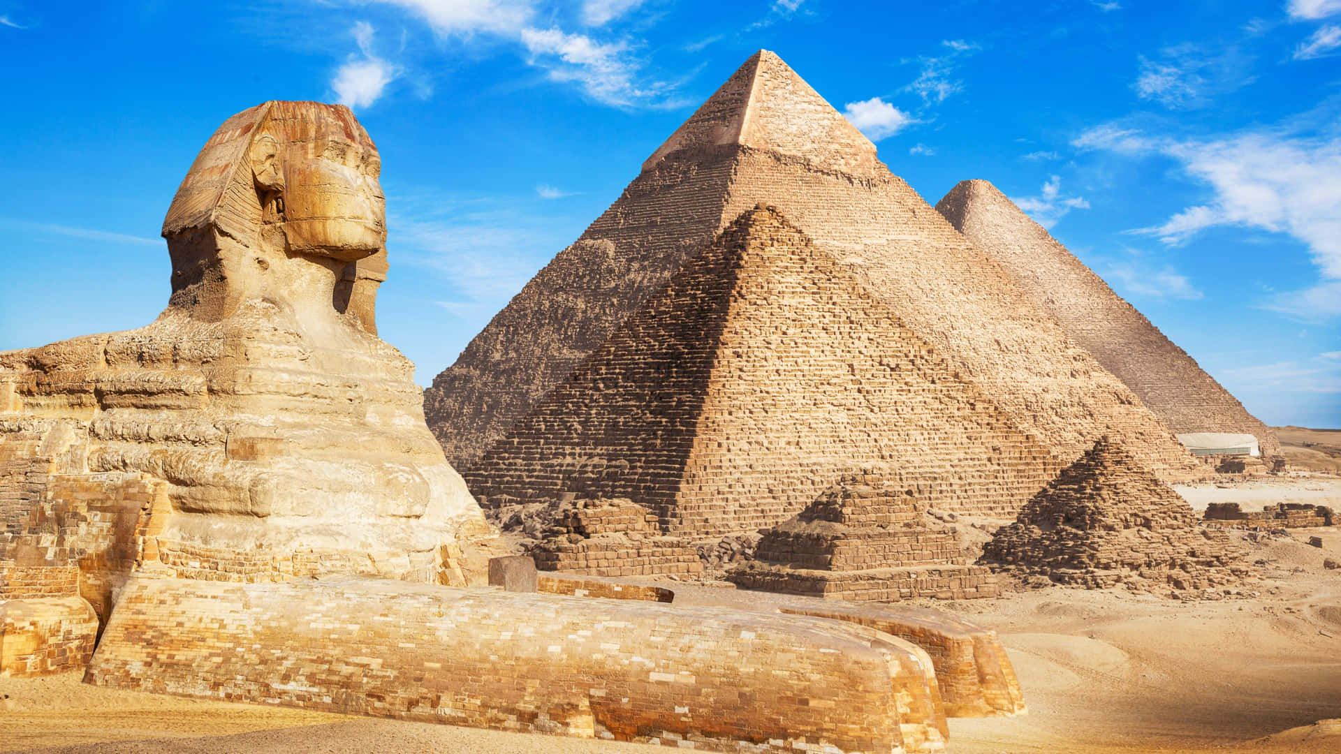 Piramidi di Giza e Sfinge sotto il cielo azzurro