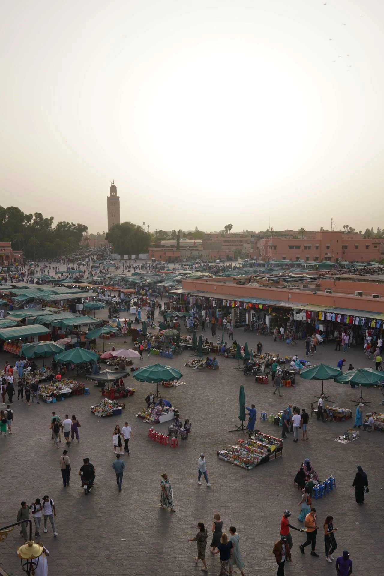 la vivace atmosfera di Jemaa el-Fnaa a Marrakech al tramonto, un centro di attività e ricchezza culturale. by Mahmut Yılmaz 