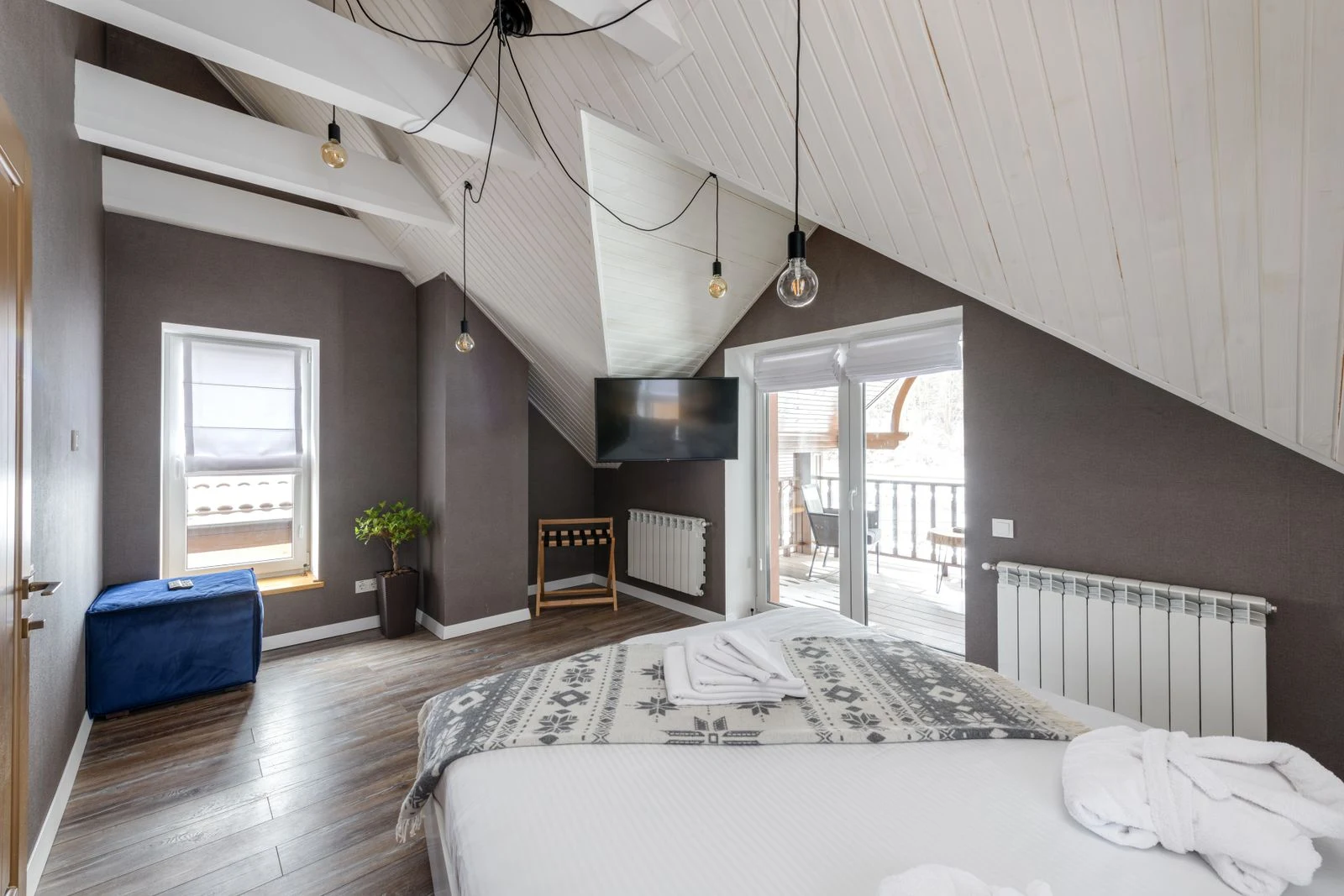 Camera d'albergo luminosa e accessibile