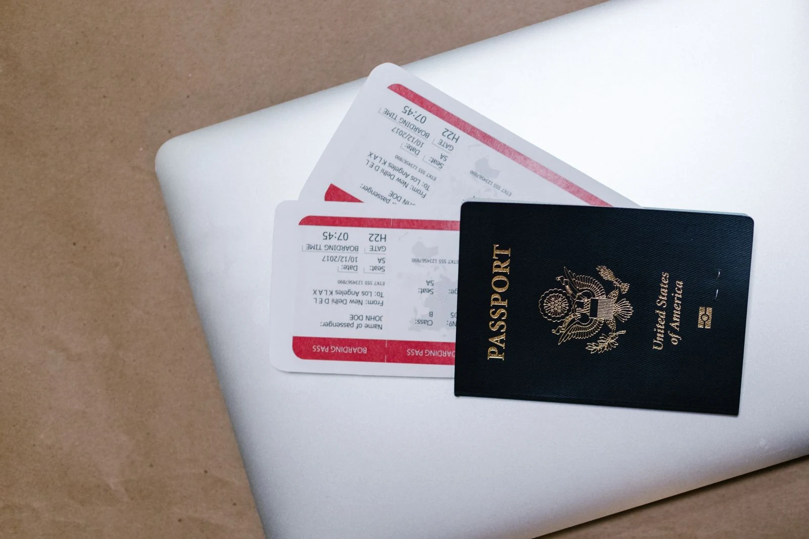 Passaporto e carta d'imbarco pronti per un viaggio all'estero