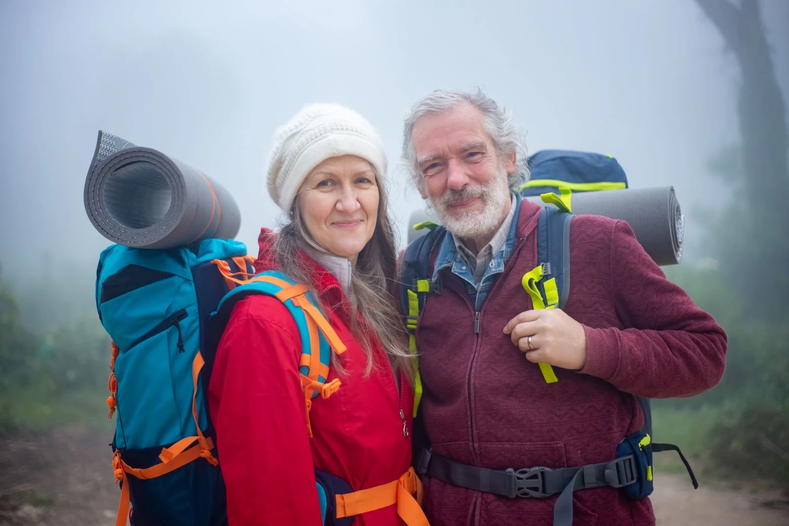 Piccolo gruppo di viaggiatori adulti in cammino lungo un sentiero panoramico