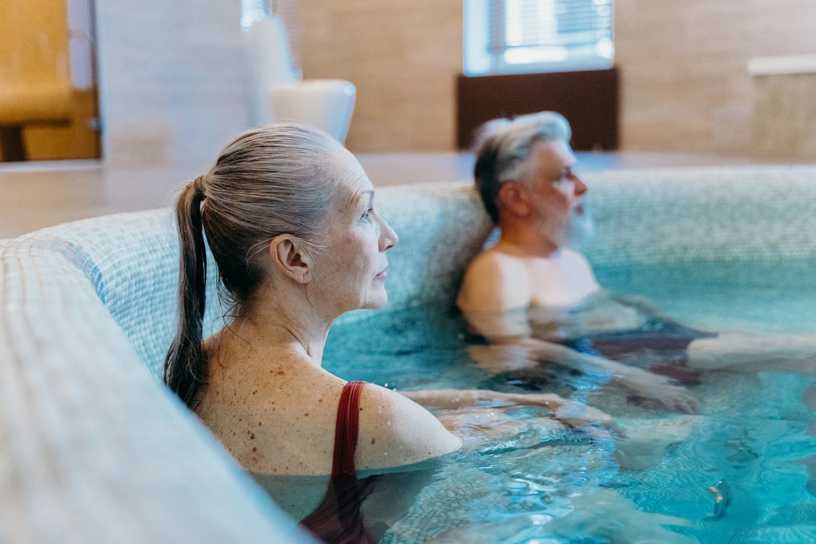 Anziani in una piscina termale di un hotel