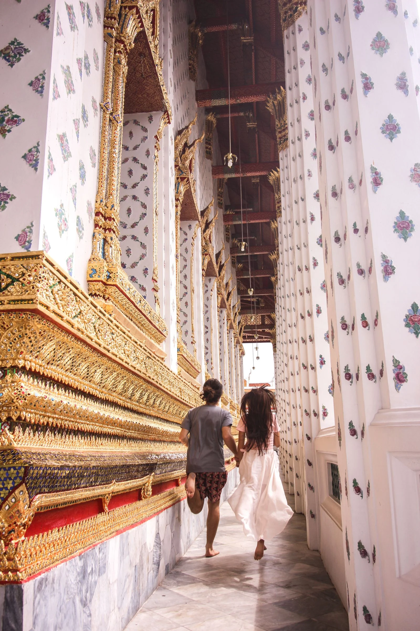 Coppia in visita a un tempio in Thailandia