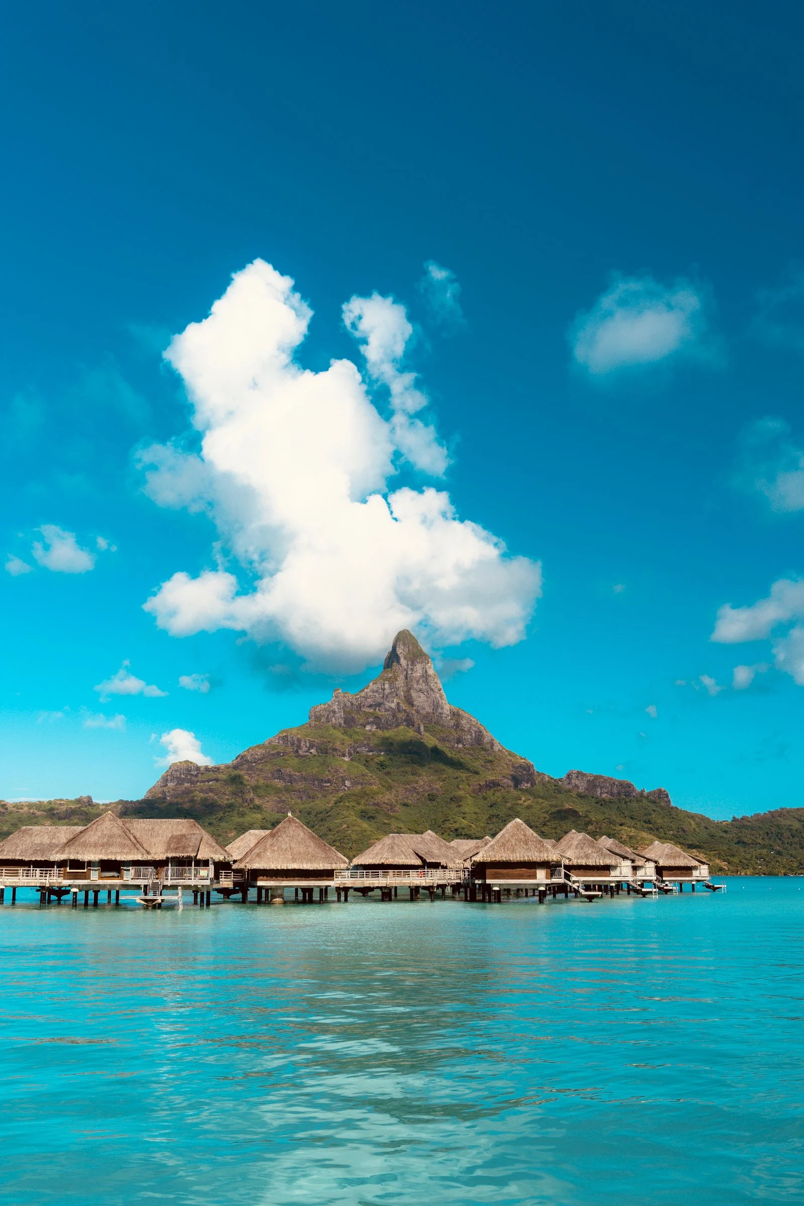 Laguna di Bora Bora con bungalow sull'acqua