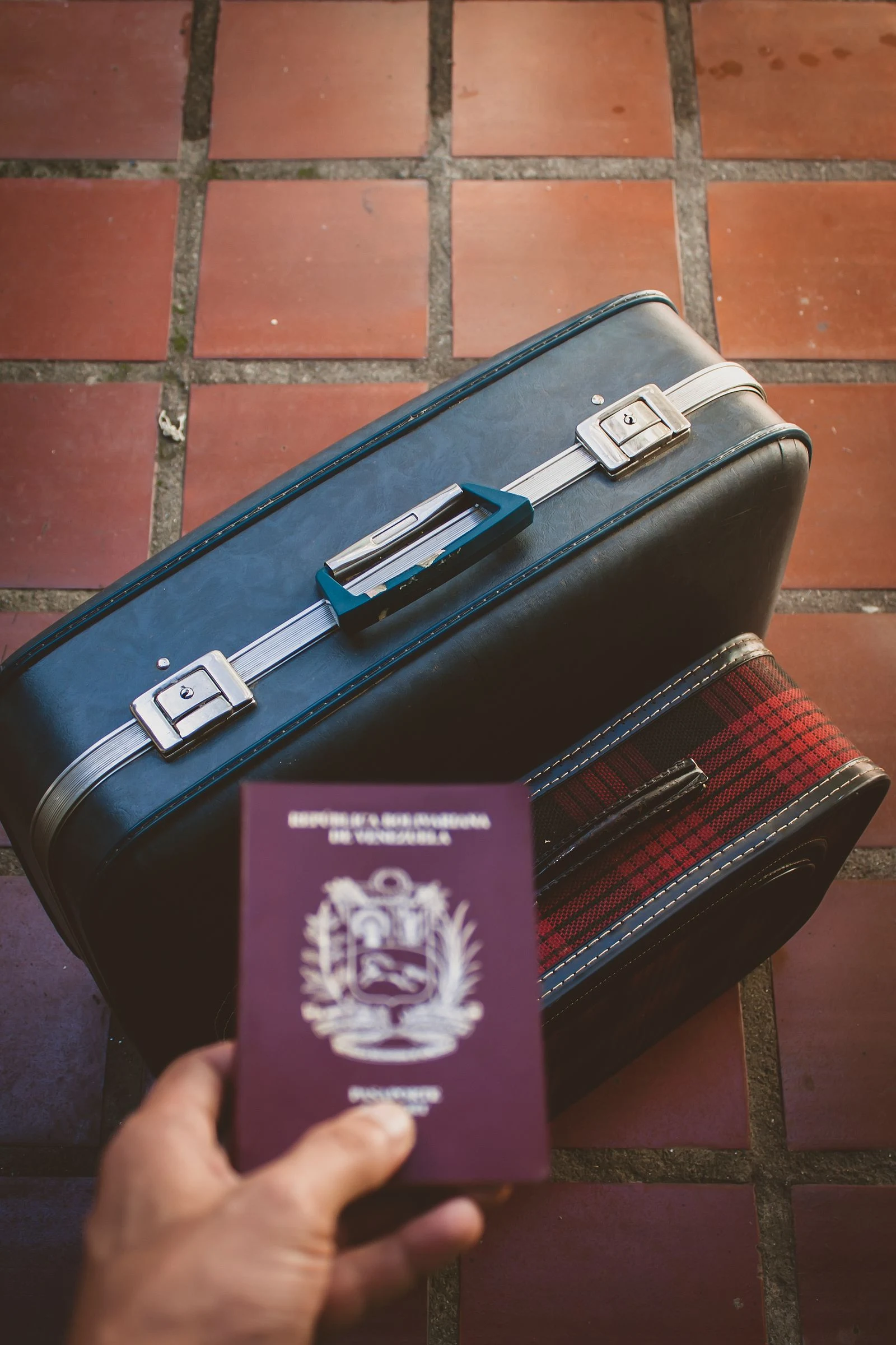 Documenti di viaggio, passaporto e valigia sul tavolo