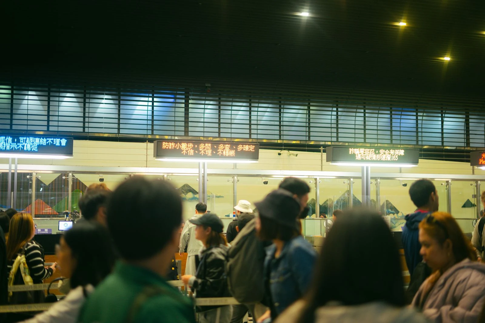 Viaggiatore con il passaporto al check-in in aeroporto