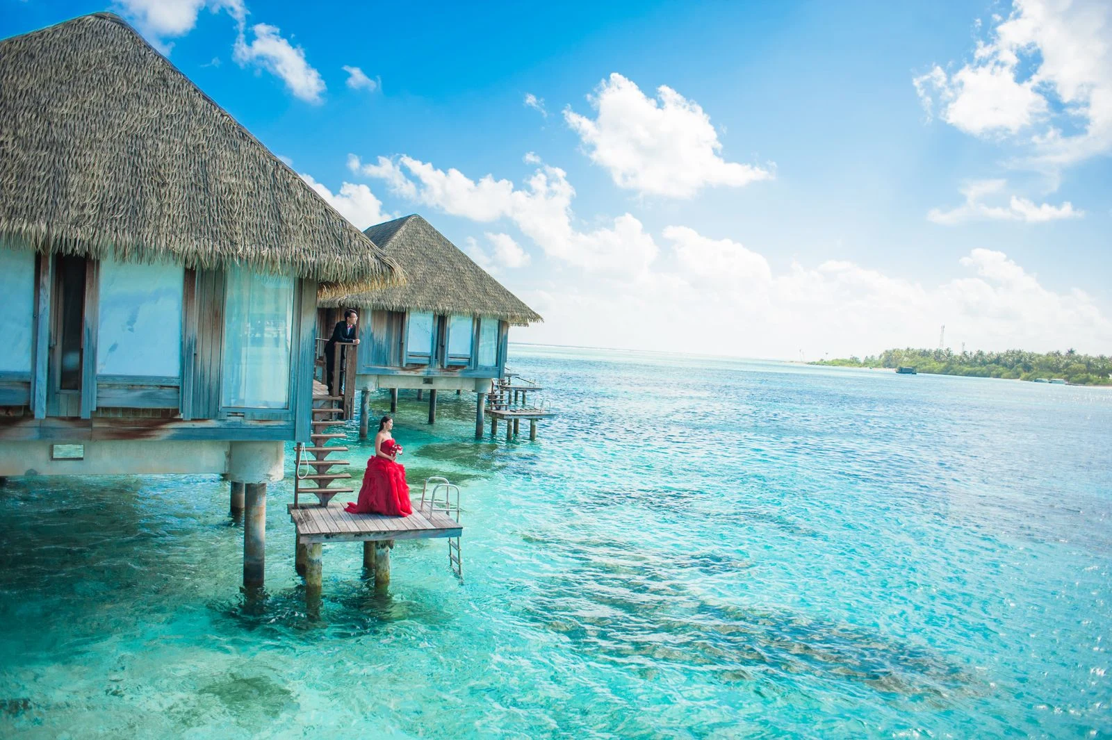 Bungalow sull'acqua in una laguna turchese alle Maldive