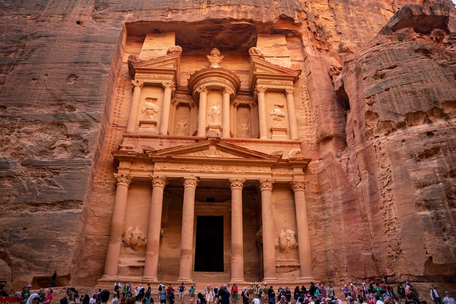 Il Tesoro di Petra in Giordania con i visitatori