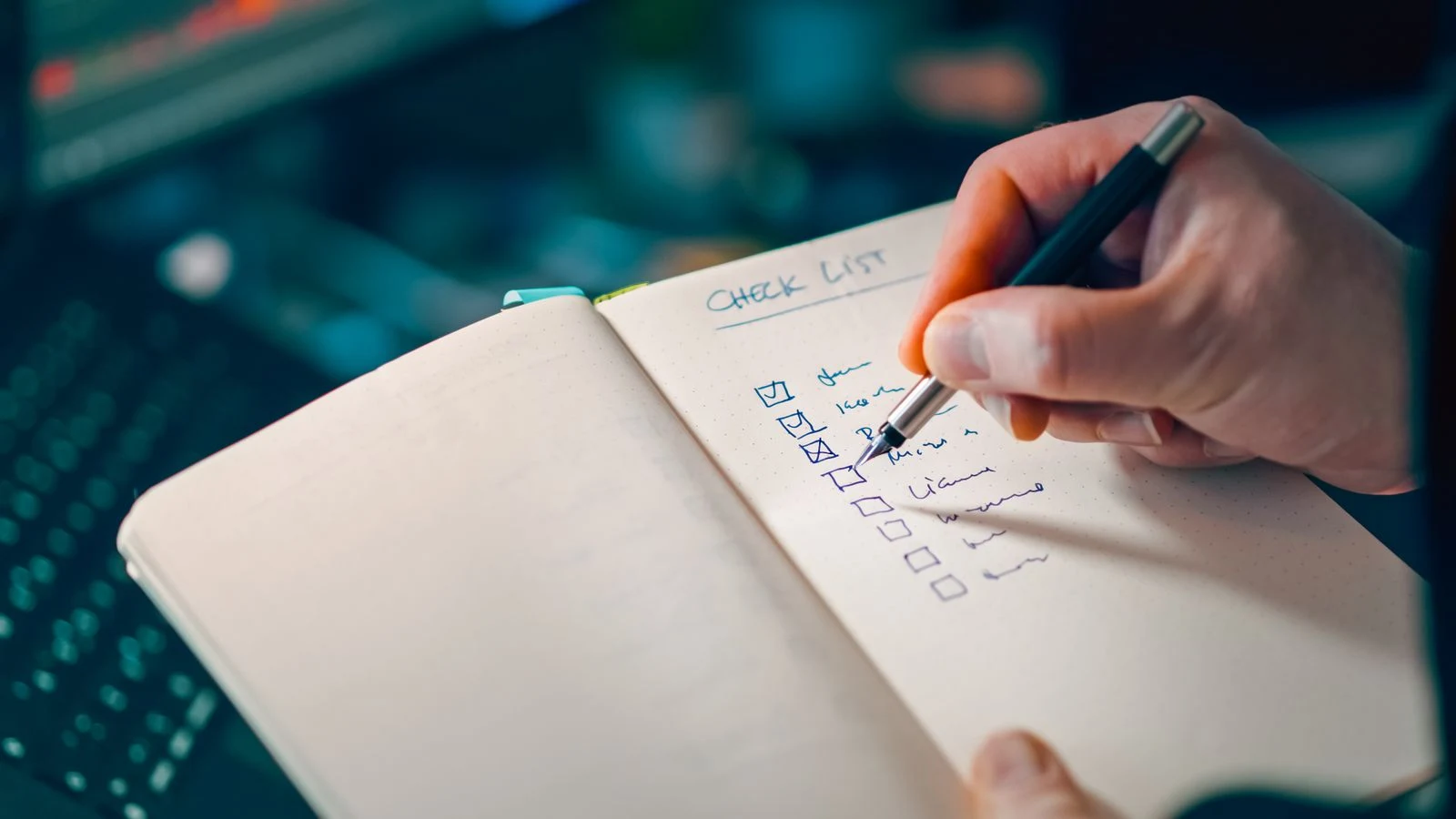 Quaderno con checklist e penna per pianificare un viaggio