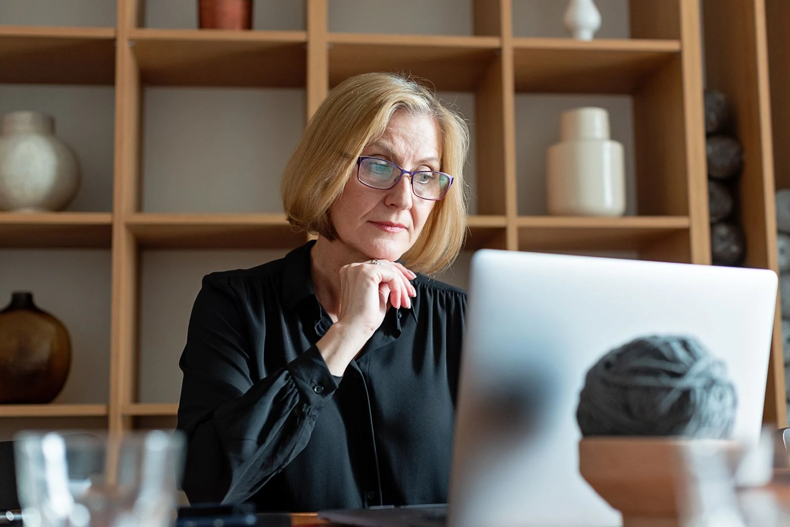 Donna anziana che usa il computer per informarsi