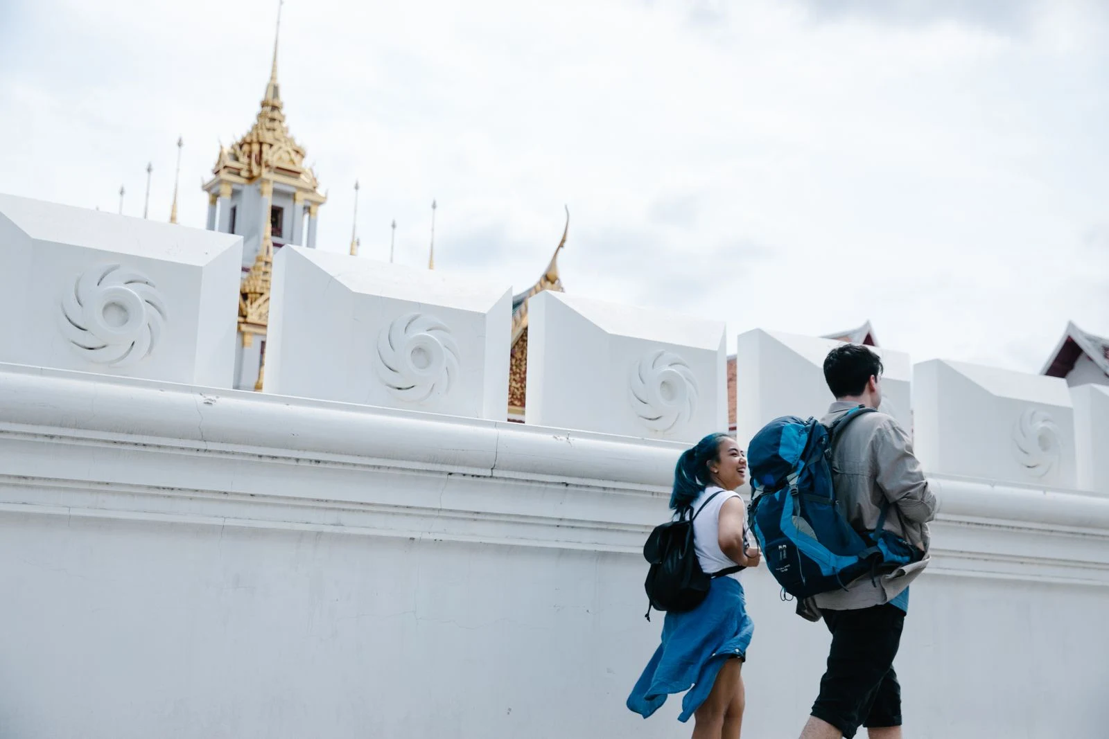 Turisti davanti a un tempio a Bangkok