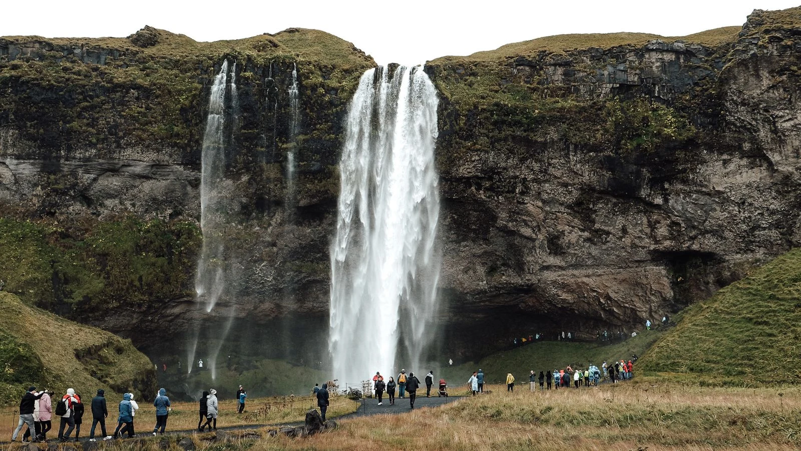 Cascata e paesaggio vulcanico in Islanda